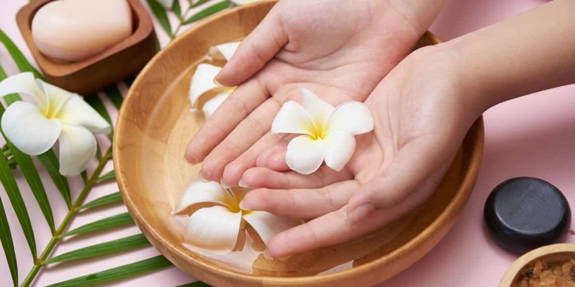 피부에 친화적임을 나타내는 손 위에 꽃을 올려둔 이미지