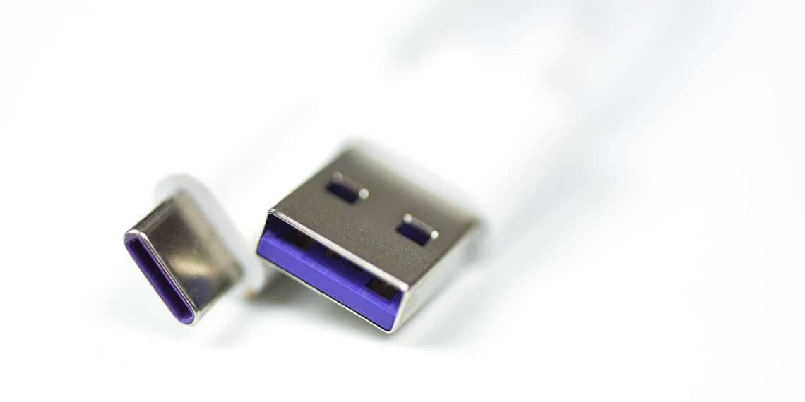 Type c와 Type a USB 가 올려져있는 사진 