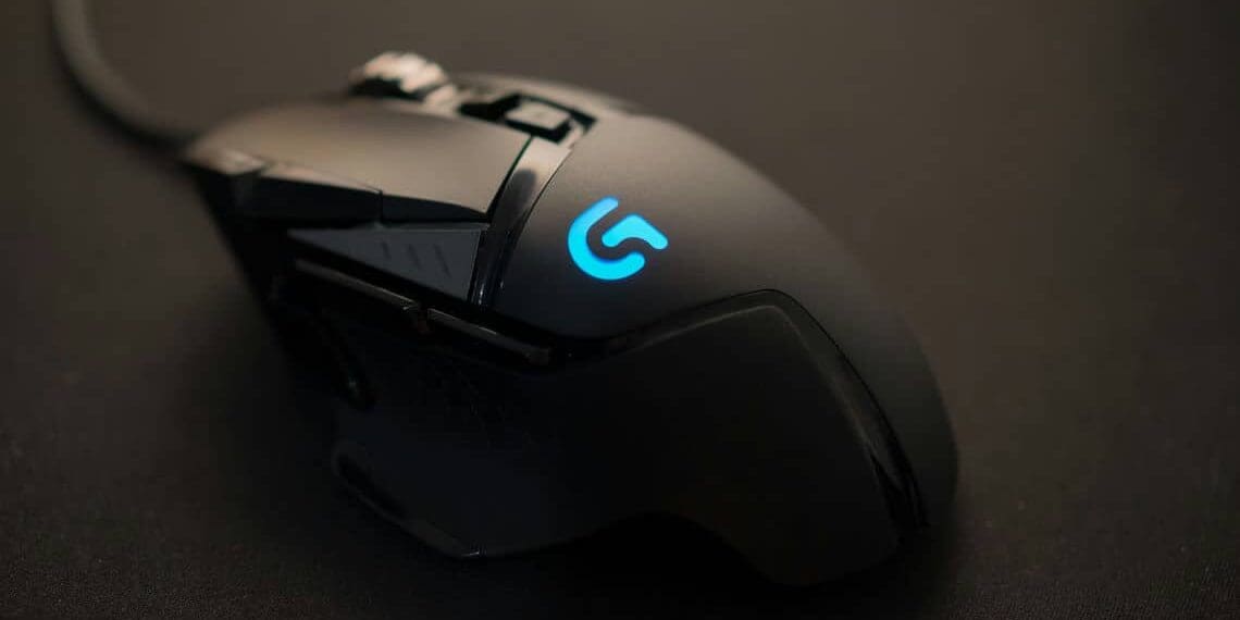 검은색 외형의 G 로고가 박힌 게이밍 마우스 사진