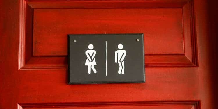 소변이 급한 여성과 남성의 픽토그램이 그려진 화장실 입구 간판